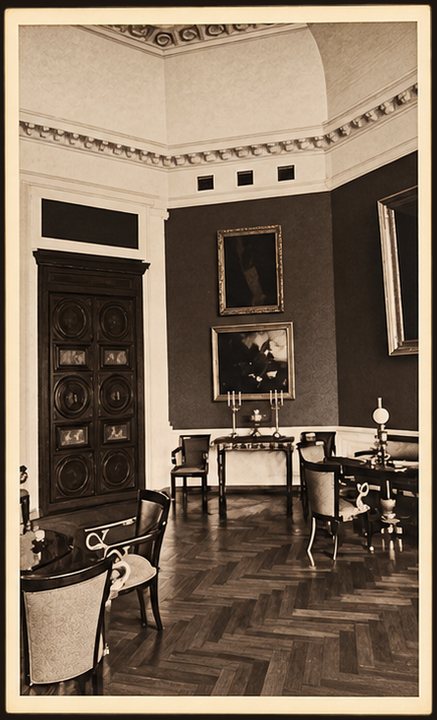Pocztówka Nr 16 — salon pałacowy z meblami empire i obrazami, pionowa, sepia