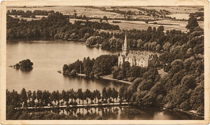Pocztówka Nr 19 — pałac w Landwarowie, jezioro i aleja z lotu ptaka, sepia