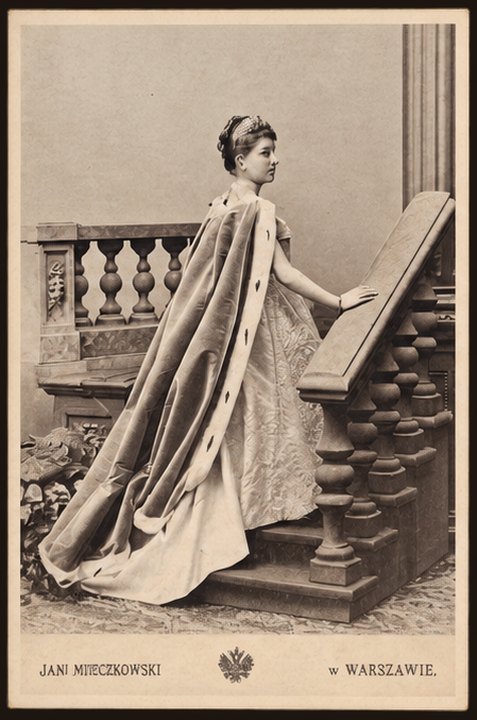 Pocztówka Nr 29 — dama w diademie i gronostajowym płaszczu na schodach, atelier fotograficzne „Jan Mieczkowski w Warszawie”, pionowa